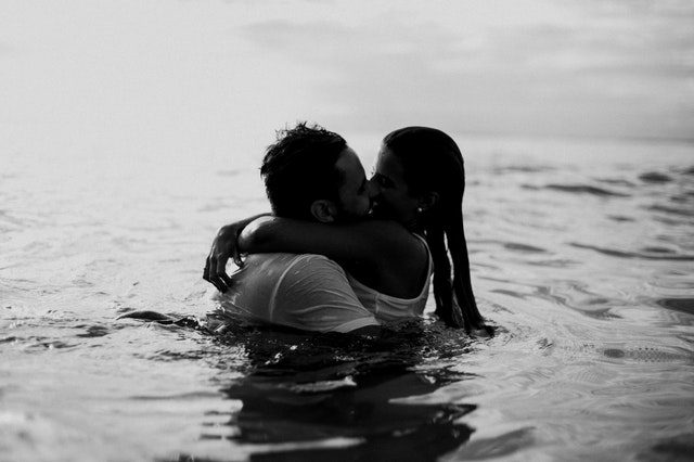 Muž a žena sa bozkávajú v jazere.jpg
